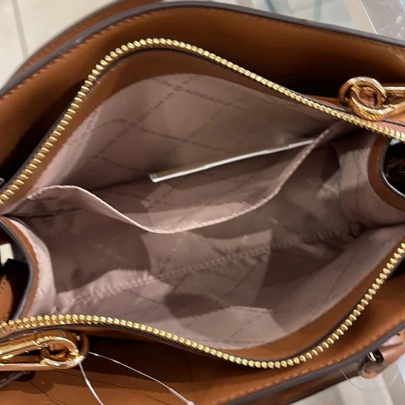 Michael Kors Small Sheila Satchel Crossbody
Bag Brown
NWT - Picture 12 of 16